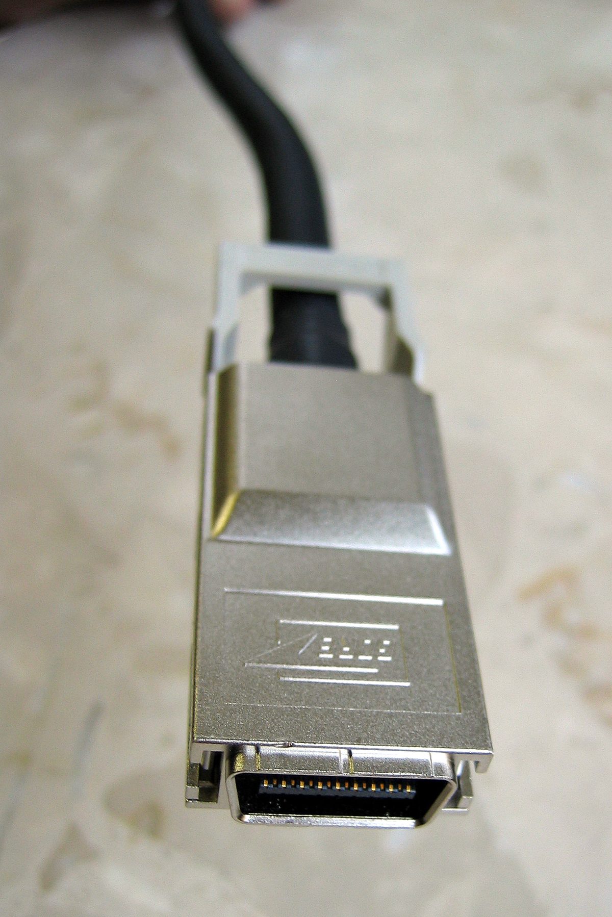 InfiniBand CX4 케이블 실물 — 4x 미니 커넥터와 두꺼운 구리 케이블
