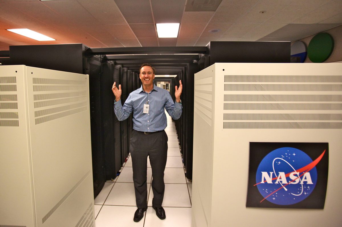 NASA Pleiades 슈퍼컴퓨터 — 랙에 밀집된 노드들과 InfiniBand 케이블