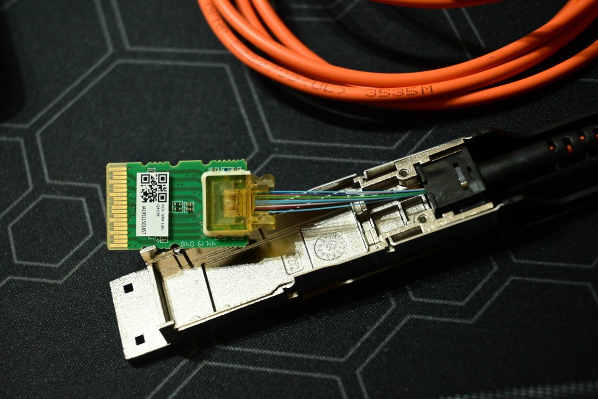 분해된 QSFP 트랜시버 — 내부 기판과 접점 배선